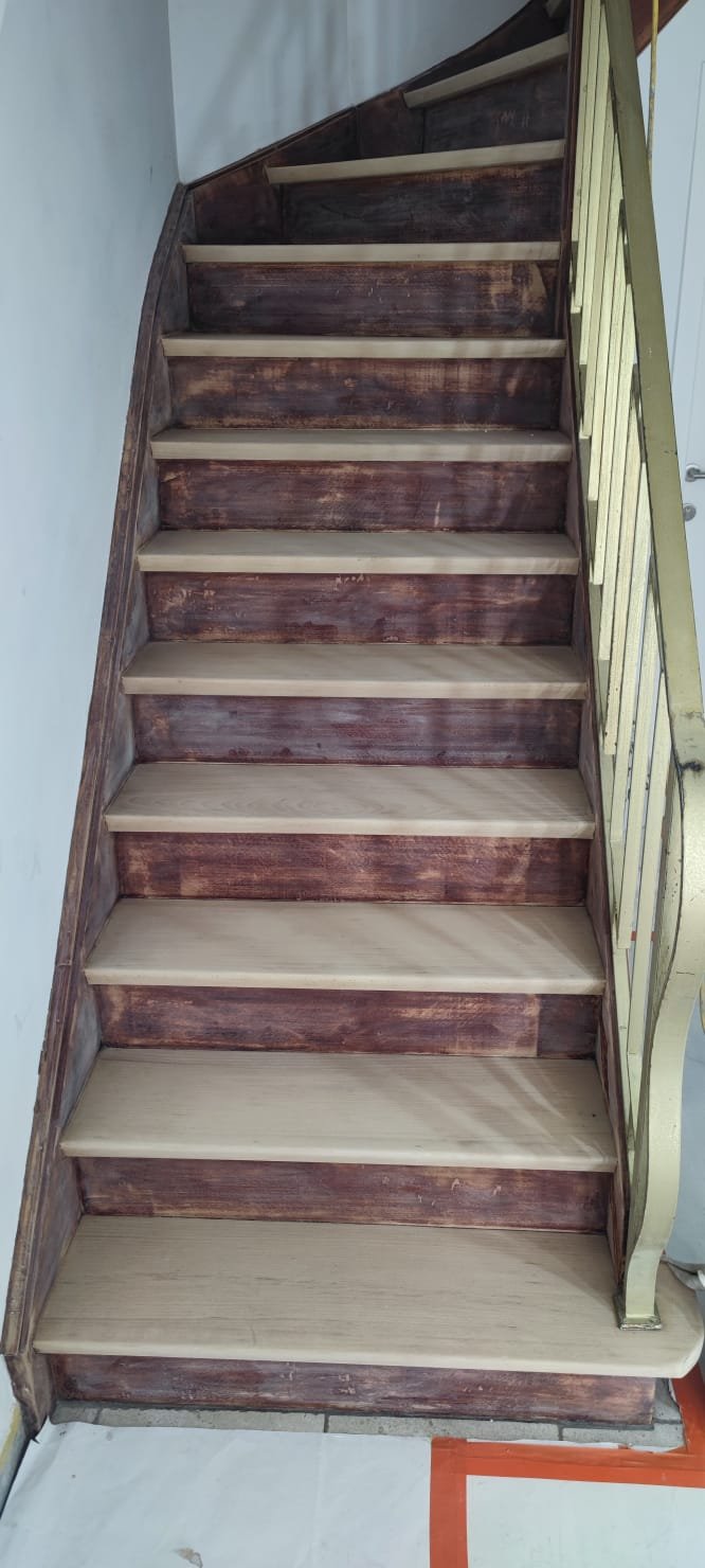 Ponçage et restauration d'escalier en bois à Bruxelles