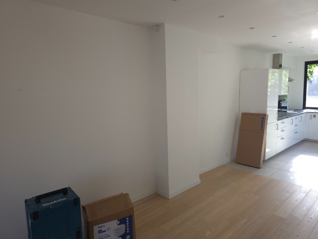 Cloison en Gyproc avec niche cintrée après rénovation à Bruxelles