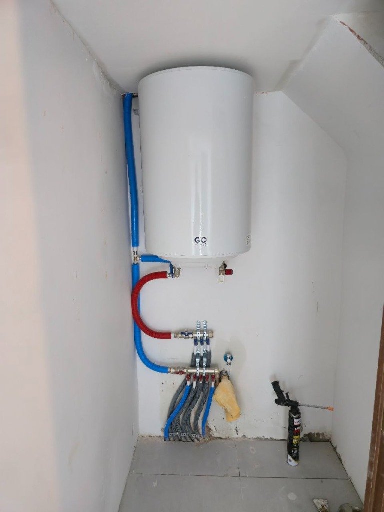 Installation de boiler mural vertical et collecteur sanitaire à Bruxelles